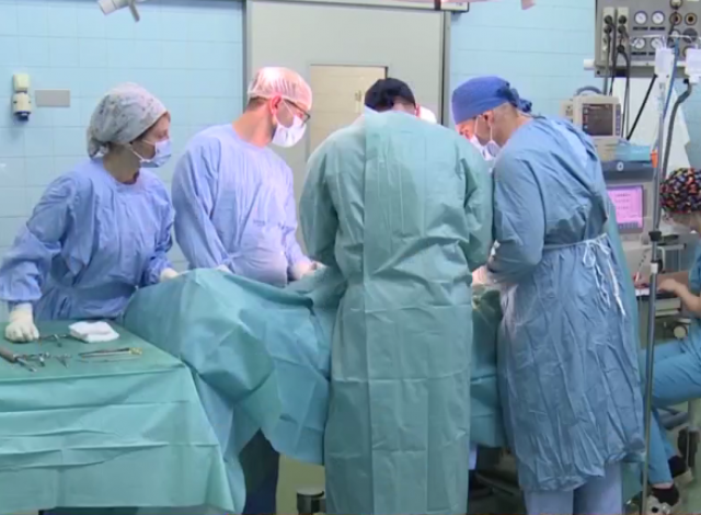 Španski ortoped u Kragujevcu kroz samo dva reza rešava ozbiljne deformitete kičme kod dece VIDEO